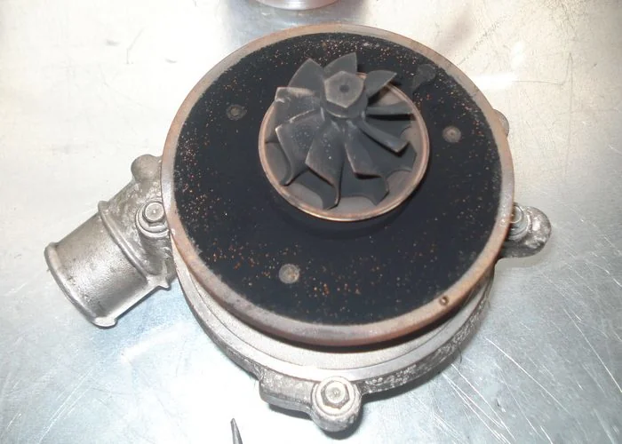 turbosprężarka samochodowa zanieczyszczona sadzą, przed diagnozą uszkodzenia